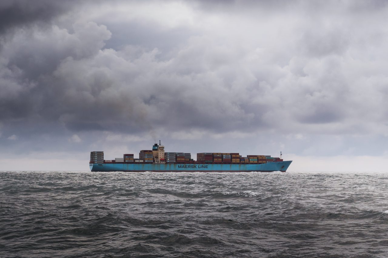 Transport Morski. Kontenerowiec armatora Maersk w trakcie kursu interoceanicznego.
